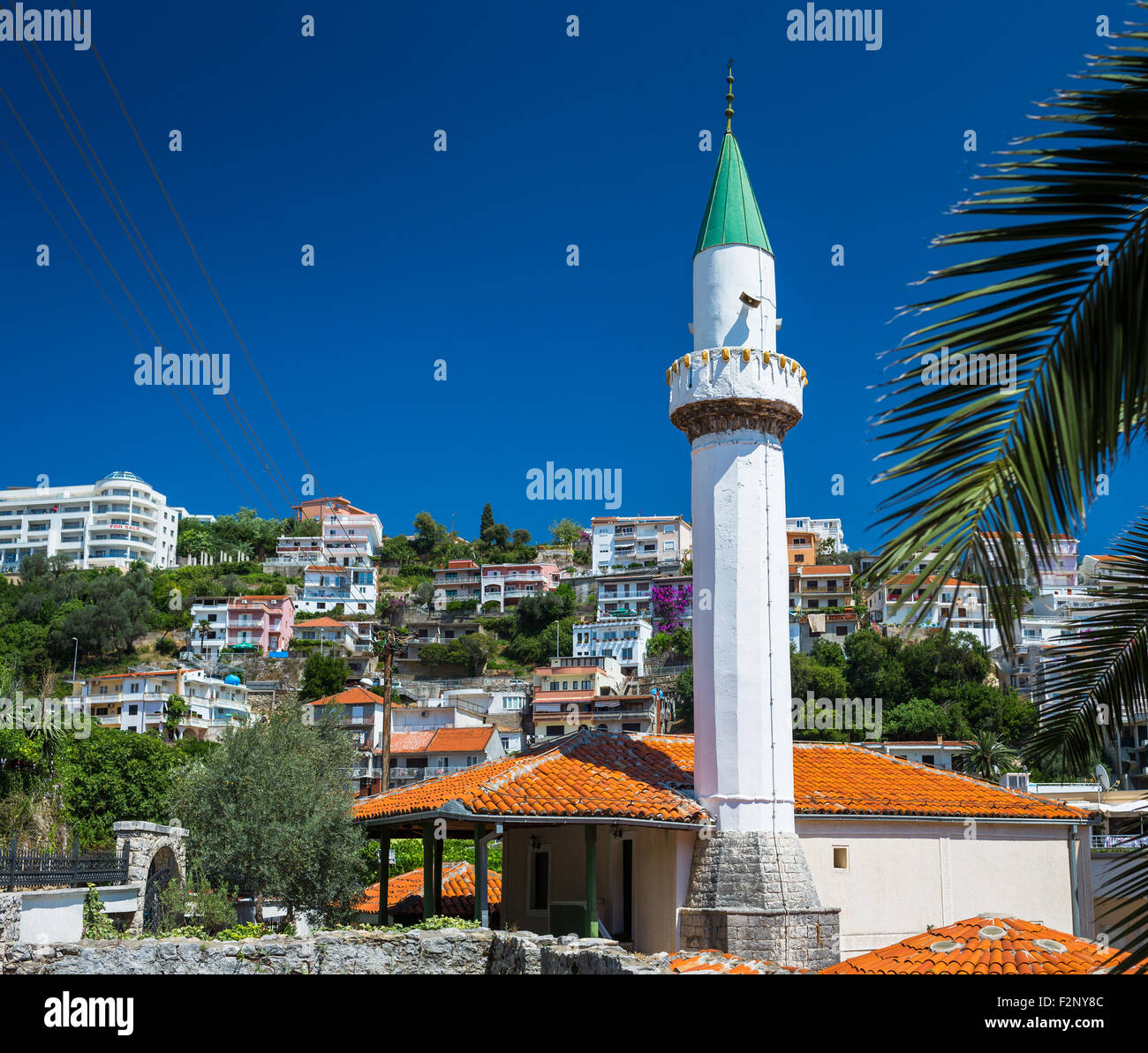 Minaret de la mosquée sur le 'Mala Plaza' beach dans le centre-ville d''Ulcinj Banque D'Images