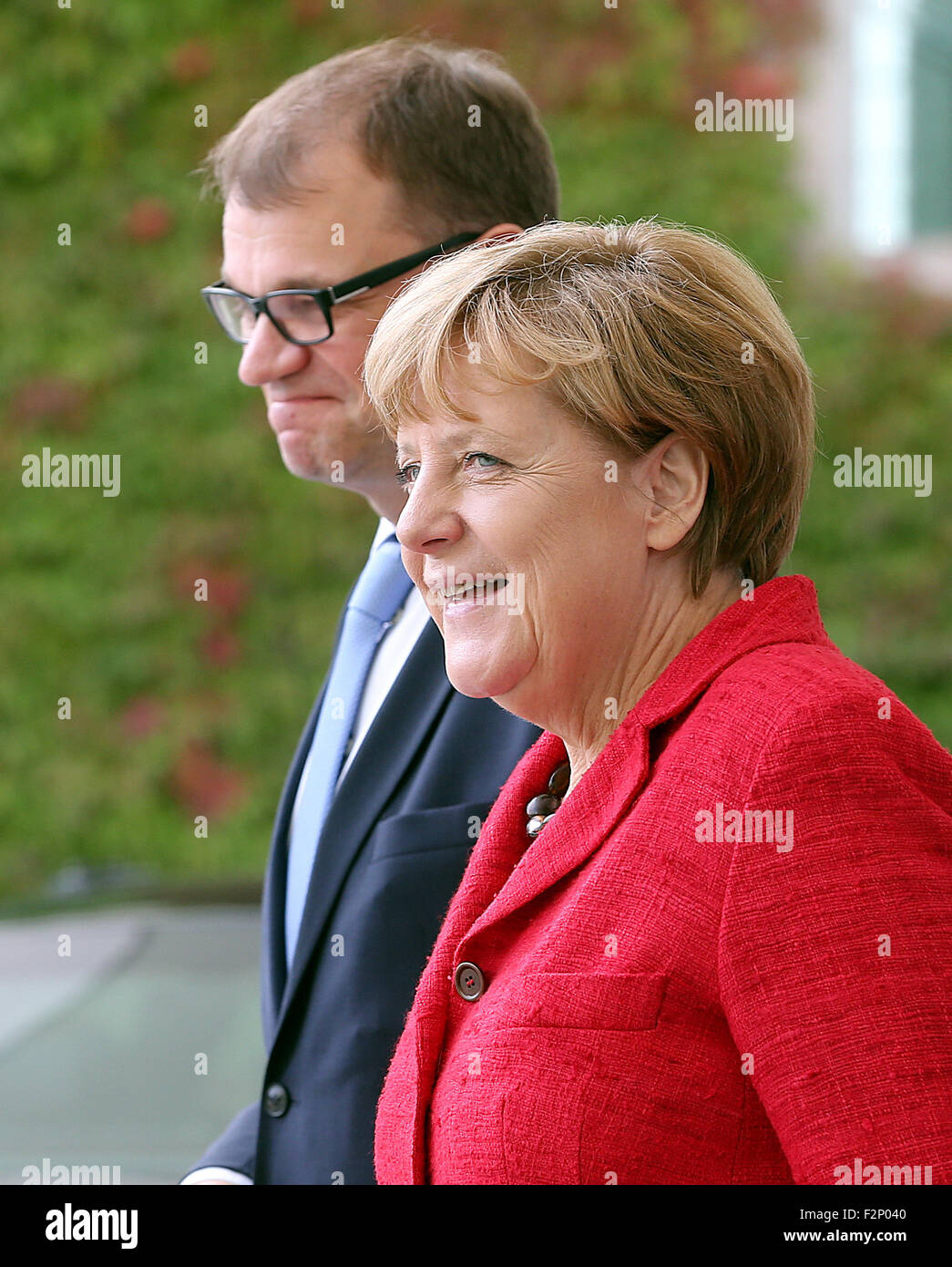Berlin, Allemagne. 22 Sep, 2015. La chancelière allemande Angela Merkel (R) reçoit le Premier Ministre Finlandais Juha Sipila avec un salut militaire à la Chancellerie fédérale à Berlin, Allemagne, 22 septembre 2015. Photo : WOLFGANG KUMM/dpa/Alamy Live News Banque D'Images