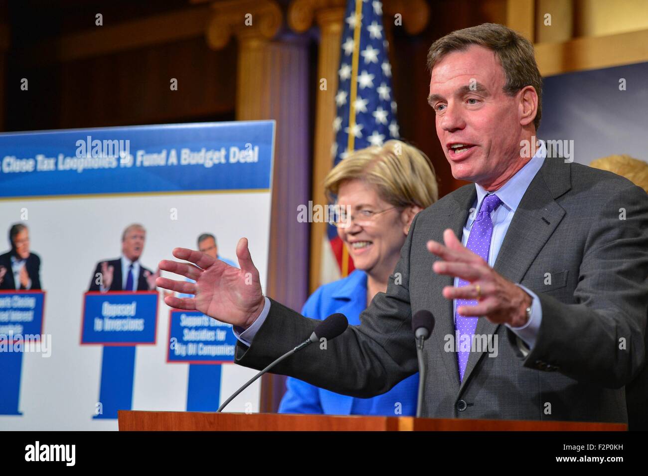 Le sénateur américain Mark Warner se joint à d'autres démocrates au cours d'une conférence de presse appelant des Républicains pour soutenir la fermeture des échappatoires fiscales pour aider à financer un budget d'accord sur la colline du Capitole, le 17 septembre 2015 à Washington, DC. Banque D'Images