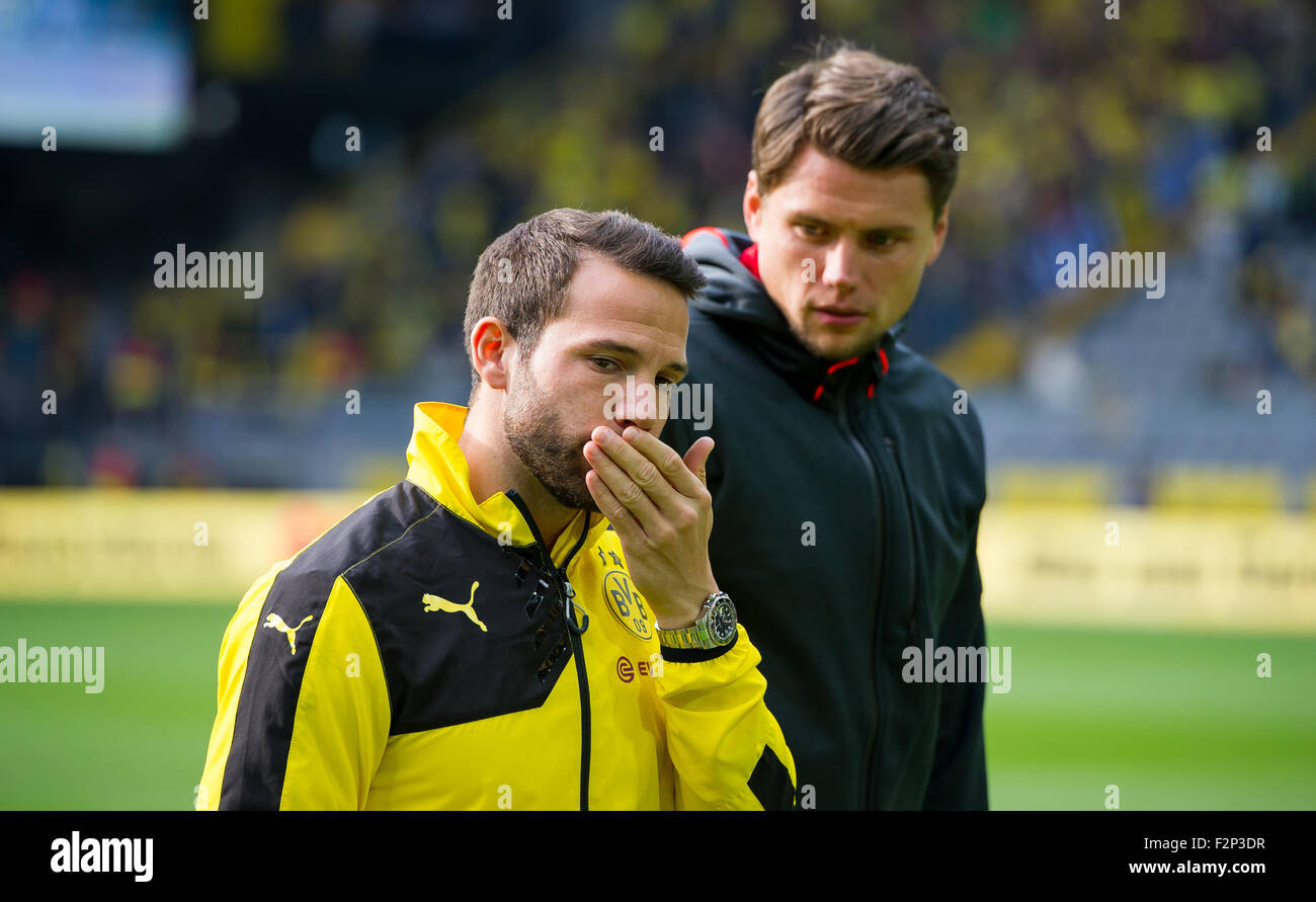 Dortmund, Allemagne. 20 Sep, 2015. Dortmund est Gonzalo Castro (L) parle à son ancien coéquipier Sebastian Boenisch Leverkusen (R) avant le match de football Bundesliga allemande entre Borussia Dortmund et le Bayer Leverkusen au parc Signal-Iduna-à Dortmund, en Allemagne, le 20 septembre 2015. Photo : GUIDO KIRCHNER/dpa/Alamy Live News Banque D'Images