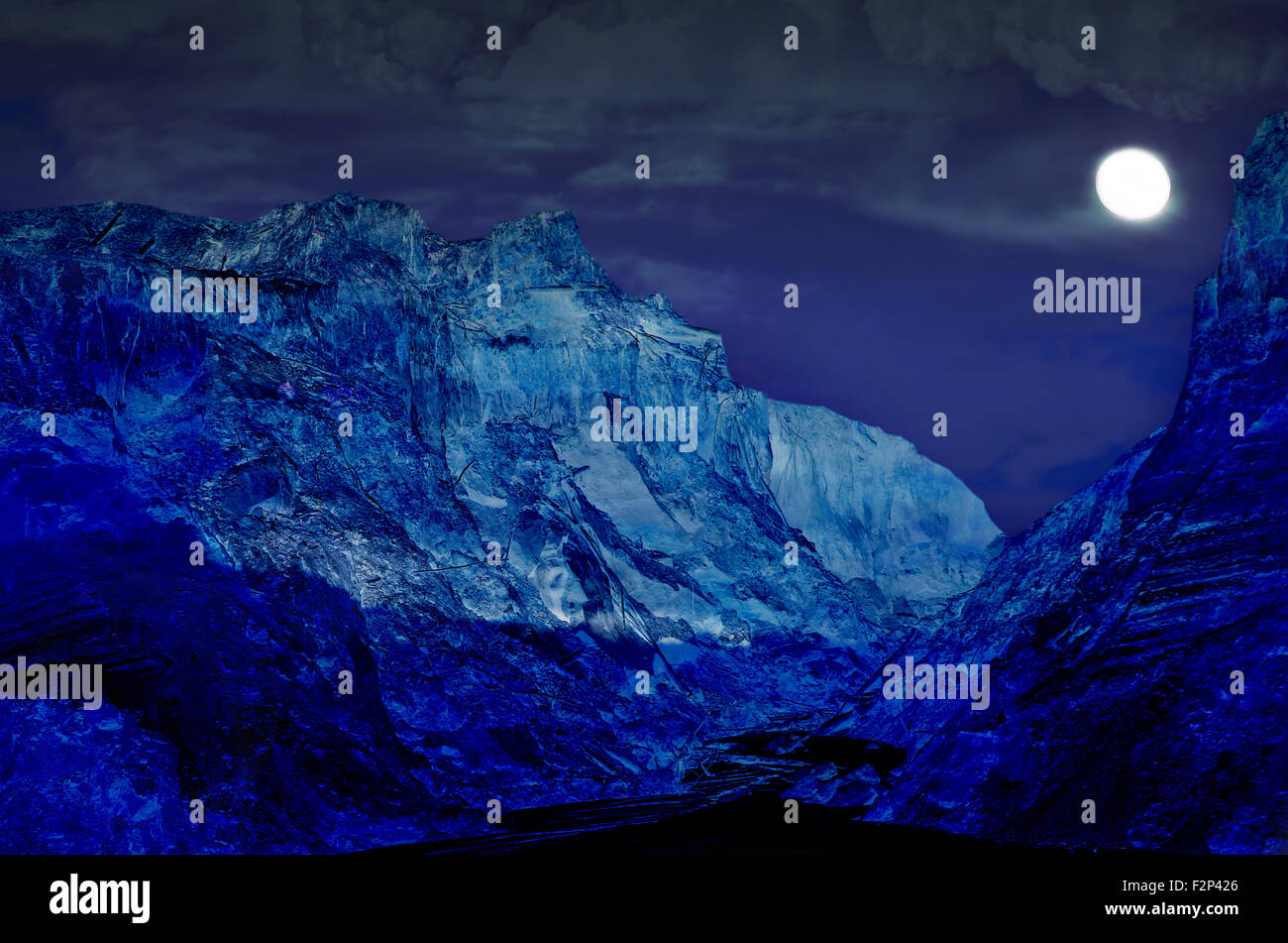 Nuit paysage montagneux avec fool moon. Banque D'Images