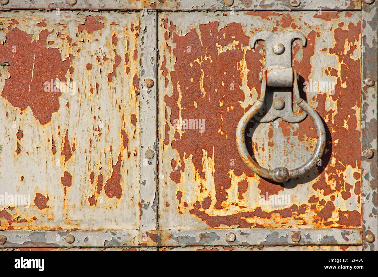 Old rusty metal gate avec anneau poignée prise libre. Banque D'Images