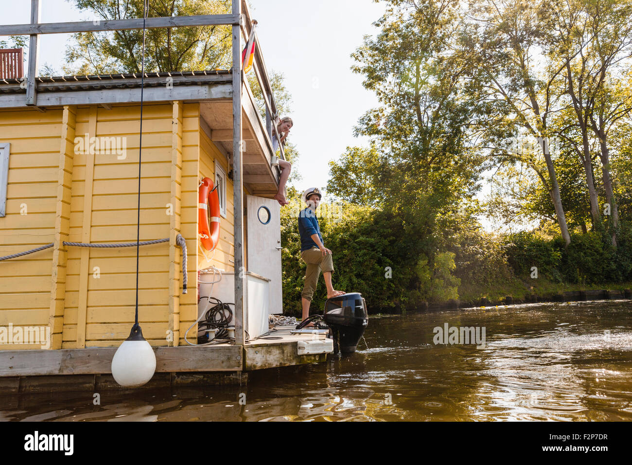 Couple ayant un voyage sur un bateau maison Banque D'Images