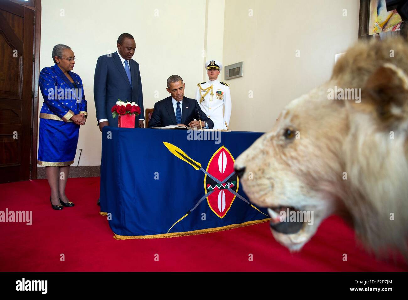 États-unis Barack Obama signe le livre d'État à l'arrivée à la maison avec le président Kenyan Uhuru Kenyatta au 25 juillet 2015 à Nairobi, au Kenya. Banque D'Images