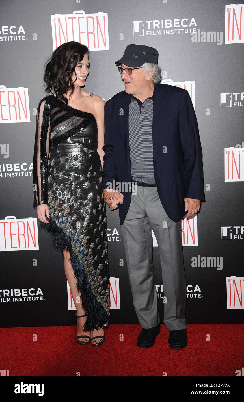 New York, NY, USA. Sep 21, 2015. Anne Hathaway, Robert De Niro au niveau des arrivées pour le stagiaire Premiere, Ziegfeld Theatre, New York, NY Le 21 septembre 2015. Credit : Kristin Callahan/Everett Collection/Alamy Live News Banque D'Images