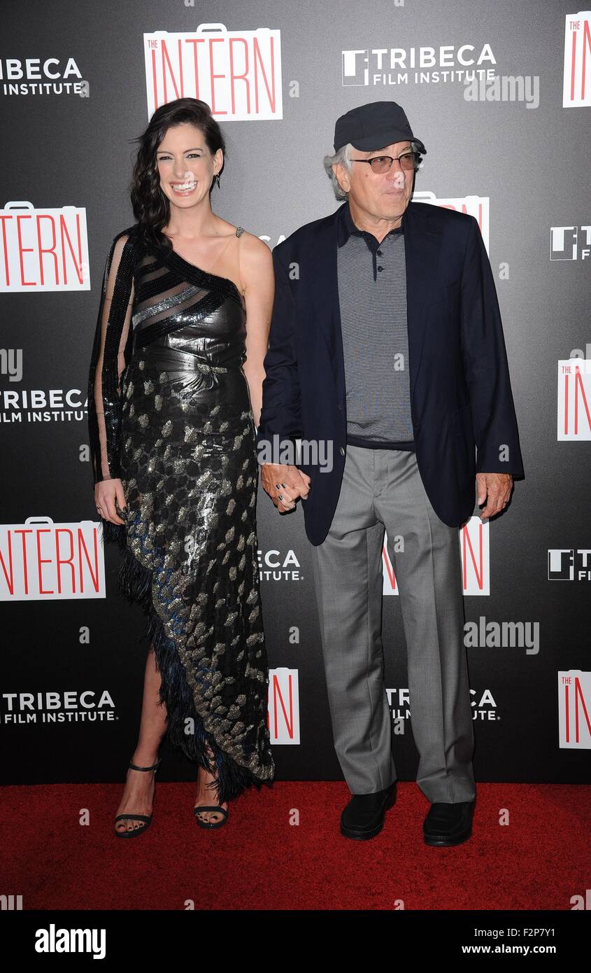 New York, NY, USA. Sep 21, 2015. Anne Hathaway, Robert De Niro au niveau des arrivées pour le stagiaire Premiere, Ziegfeld Theatre, New York, NY Le 21 septembre 2015. Credit : Kristin Callahan/Everett Collection/Alamy Live News Banque D'Images