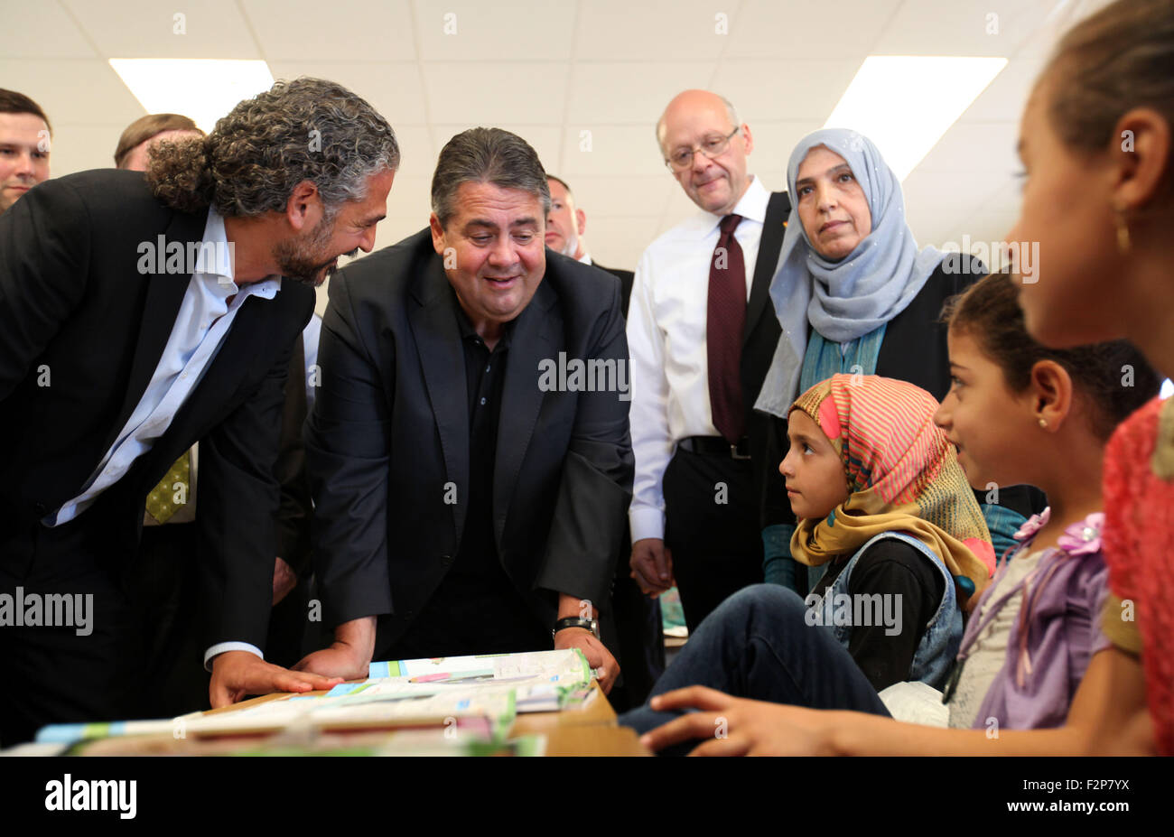 Amman. 22 Sep, 2015. Sigmar Gabriel, ministre allemand de l'Économie (C) parle de réfugiés au cours de sa visite de deux jours dans le camp de réfugiés de Syrie Zattari, au nord-est d'Amman, Jordanie, le 22 avril 2015. Credit : Mohammad Abu Ghosh/Xinhua/Alamy Live News Banque D'Images