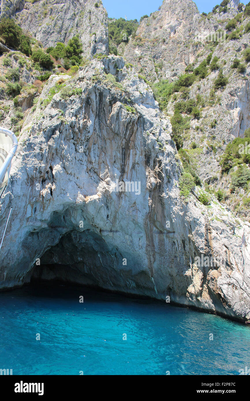 Grotto à Capri avec de l'eau bleu cristal Banque D'Images
