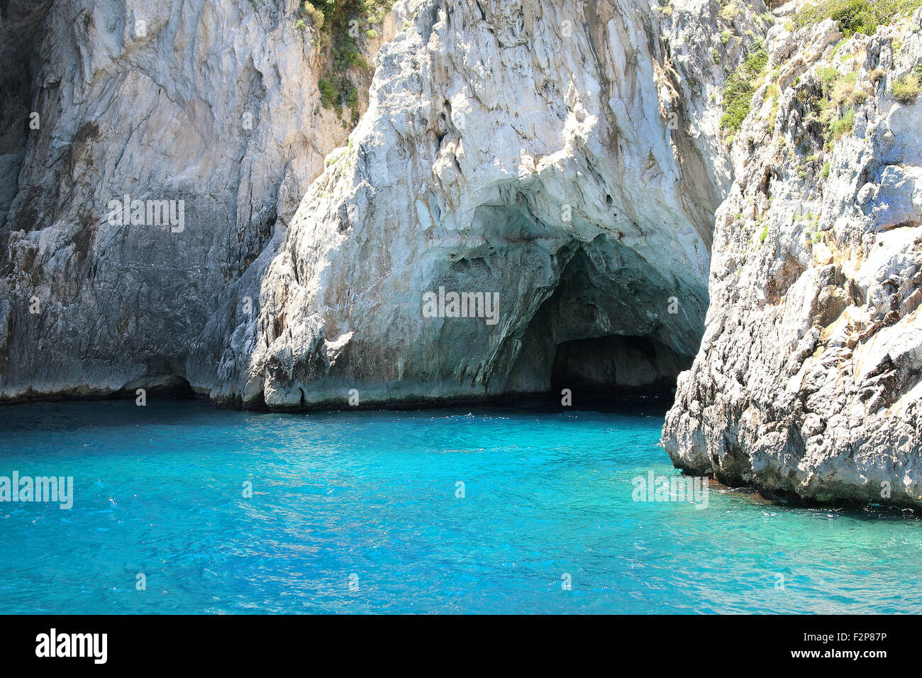 Grotto à Capri avec de l'eau bleu cristal Banque D'Images