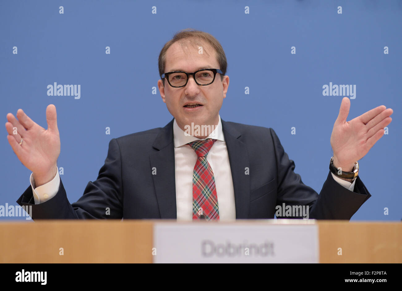 Fichier - un fichier photo datée du 17 décembre 2015 illustre ministre allemand des transports Alexander Dobrindt (CSU) tenue d'une conférence de presse sur le sujet de la voiture PKW-Maut (péage) à Berlin, Allemagne. PHOTO : RAINER JENSEN/DPA Banque D'Images