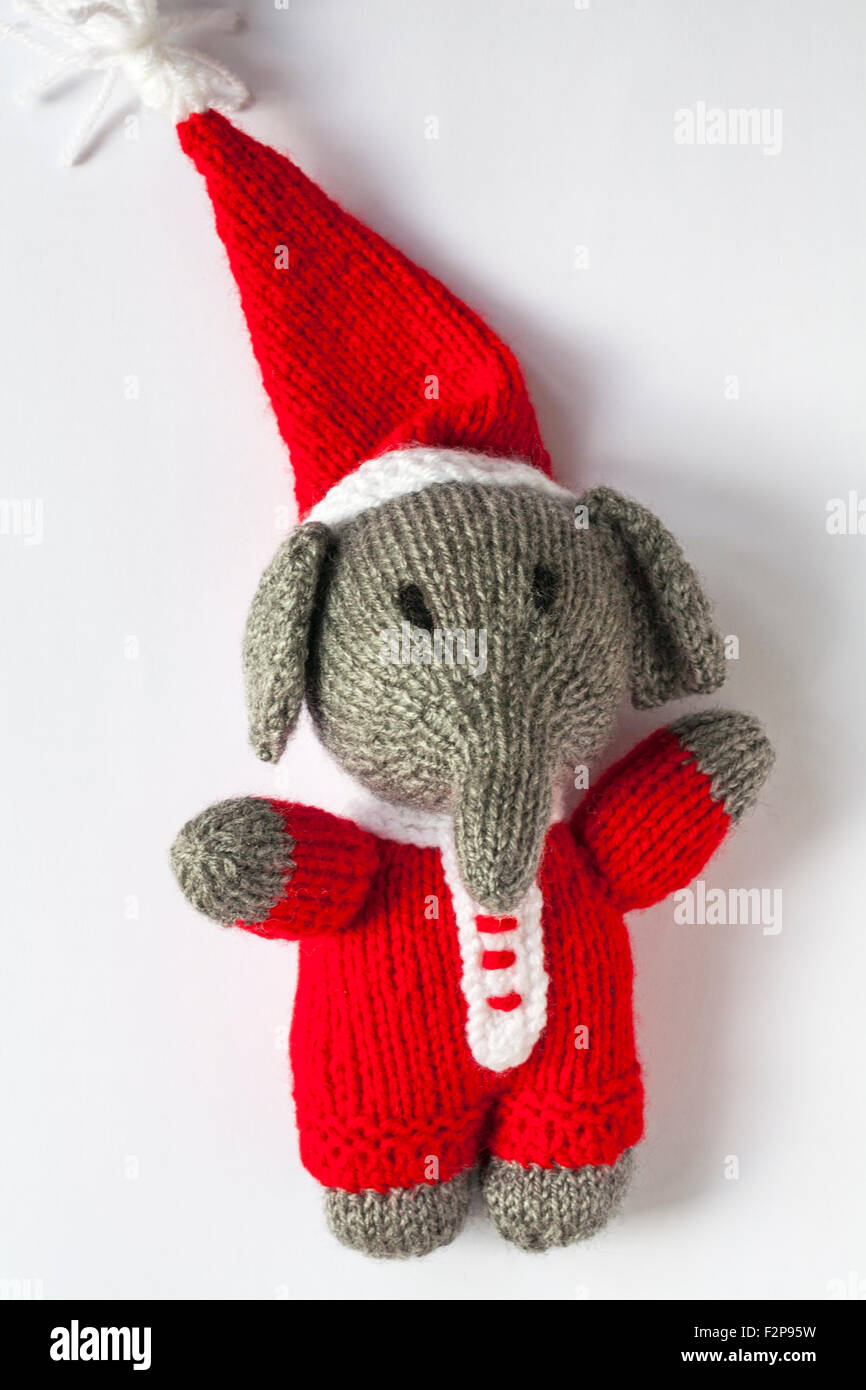 Poupée en tricot - elephant habillé en costume Noël isolé sur fond blanc Banque D'Images