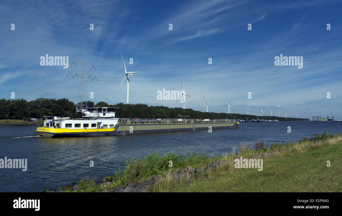 Appproaching Noordorvoorhaven, transport par bateau-citerne, Bergen op Zoom, Zélande, Pays-Bas Banque D'Images