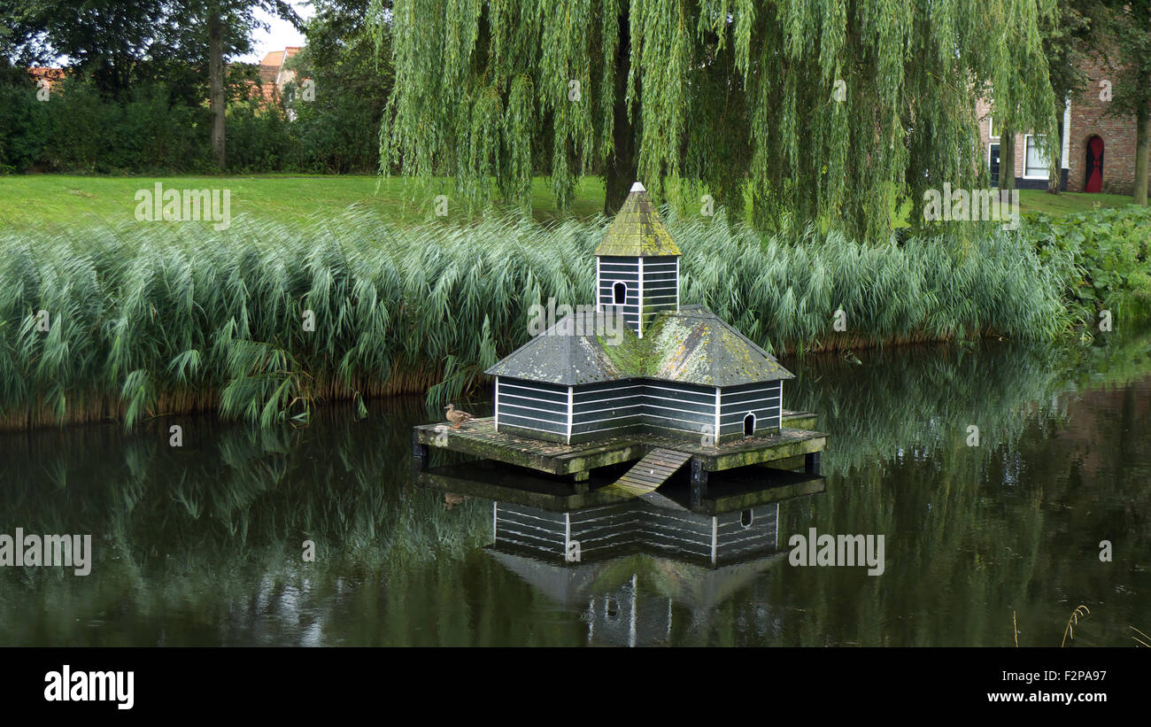 Canard et duckhouse dans Nobelpoort nr canal défensif, Zierikzee, Schouwen-Duiveland, Zélande, Pays-Bas, Europe Banque D'Images