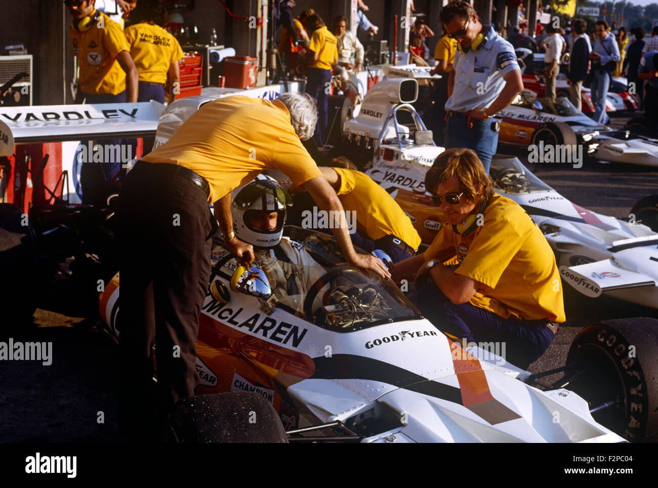 1970 McLaren BRM les voitures de course dans le pit lane Banque D'Images