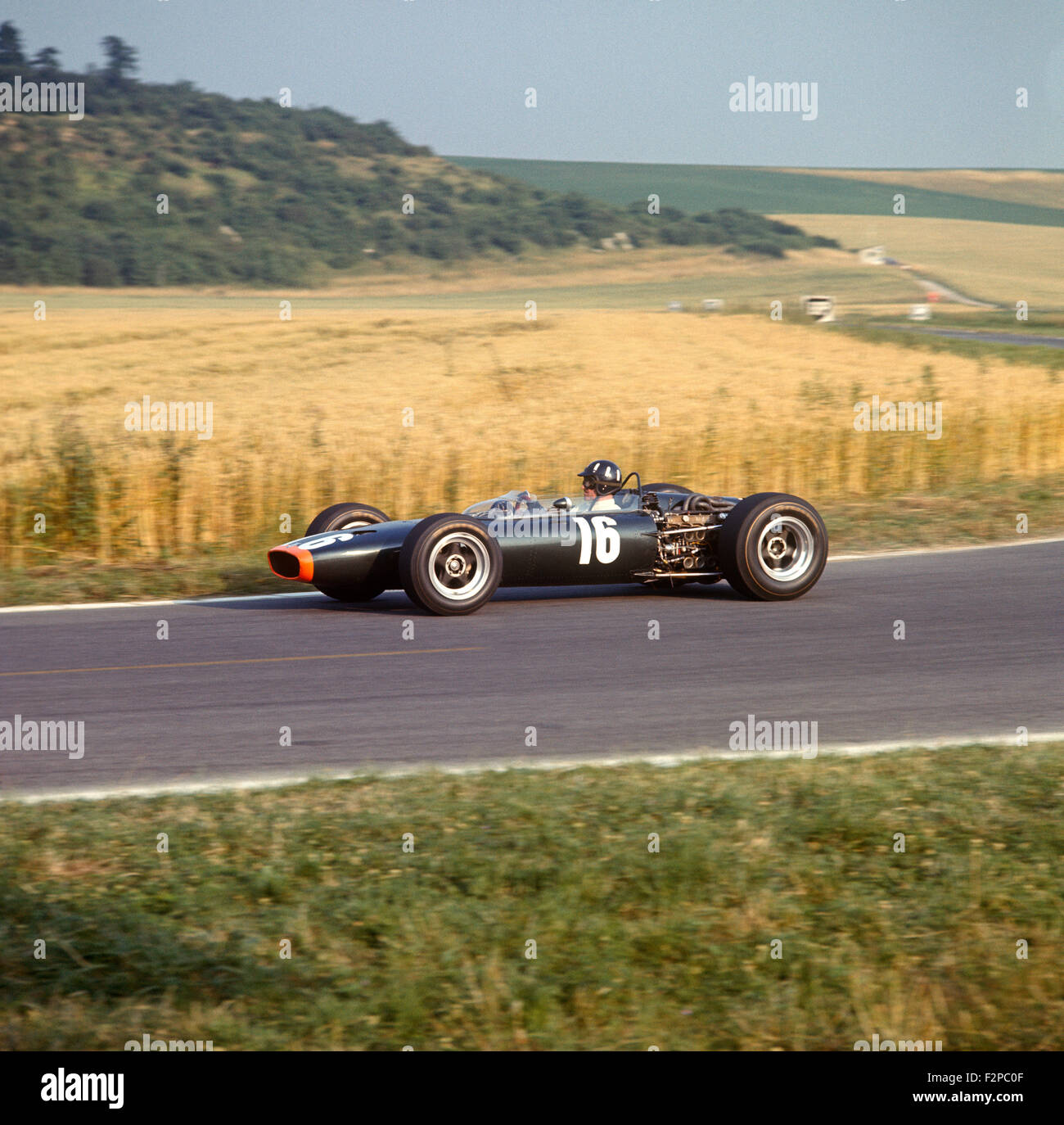 Graham Hill dans sa voiture de course BRM 1960 Banque D'Images Graham Hill dans sa voiture de course BRM 1960 Banque D'Images