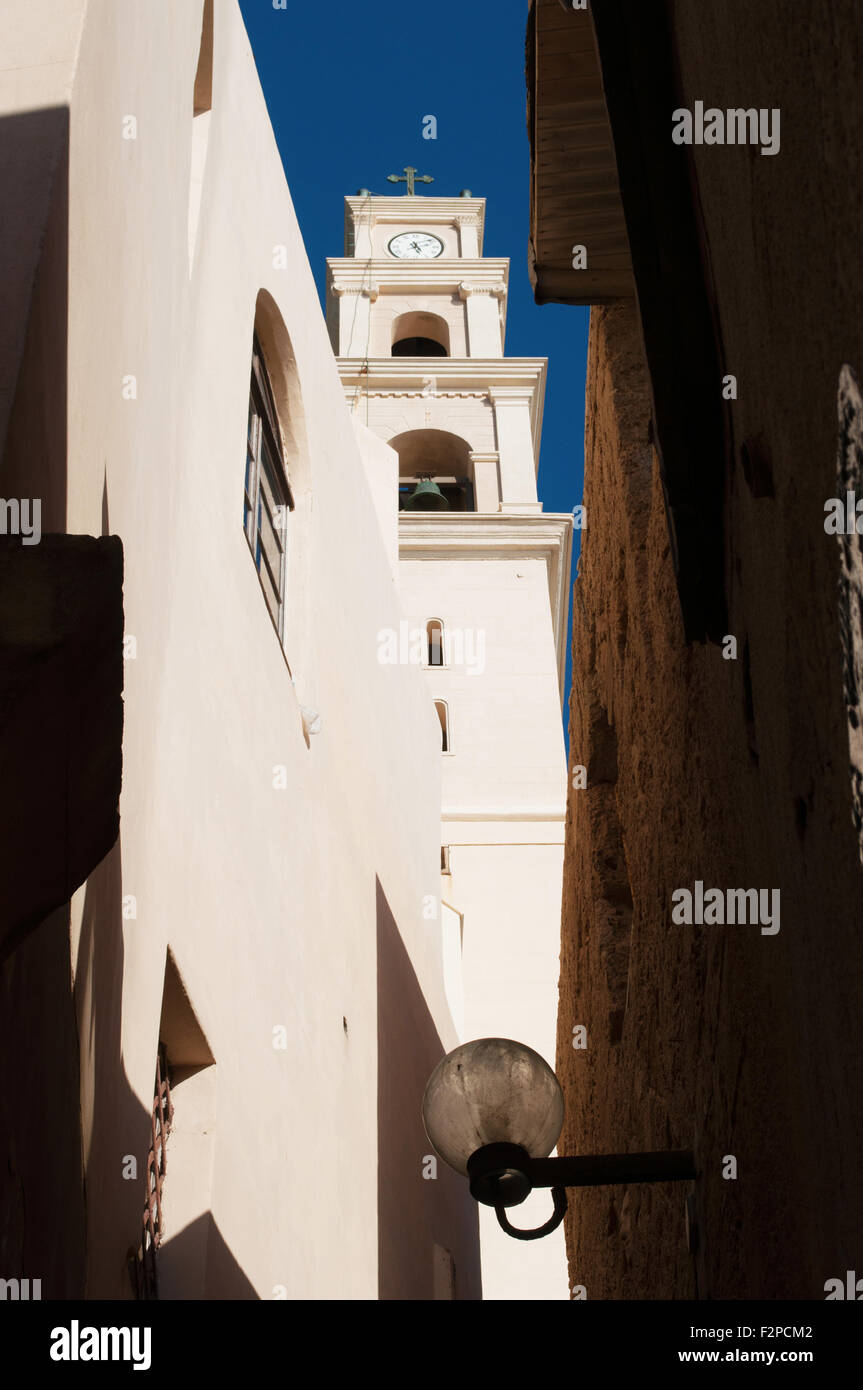 Moyen-orient : le clocher de Saint Peter's Church vu depuis les ruelles de la vieille ville de Jaffa, Tel Aviv, Haifa, Israël Banque D'Images