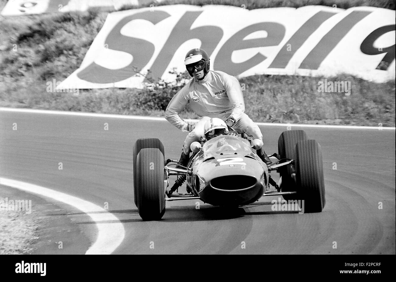 Jim Clark obtenir un ascenseur sur John Surtees Ferrari GP de France 1512 à Clermont-Ferrand 1965 Banque D'Images