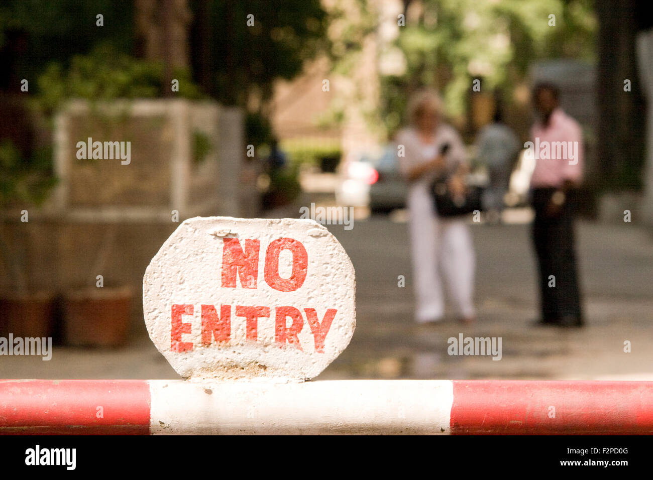 L'Inde, Delhi, pas d'entrée signe sur obstacle Banque D'Images