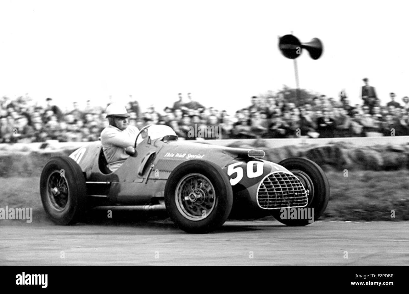 Jose Gonzales instituteur à parois fines dans une Ferrari à Goodwood spécial années 50 Banque D'Images