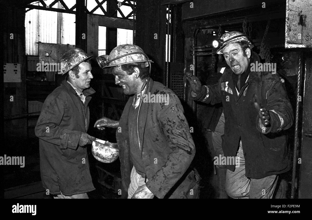 Les mineurs dans la cage après avoir effectué un déplacement sur le front sous terre dans une mine de charbon du pays de Galles du Sud, 1982. Banque D'Images