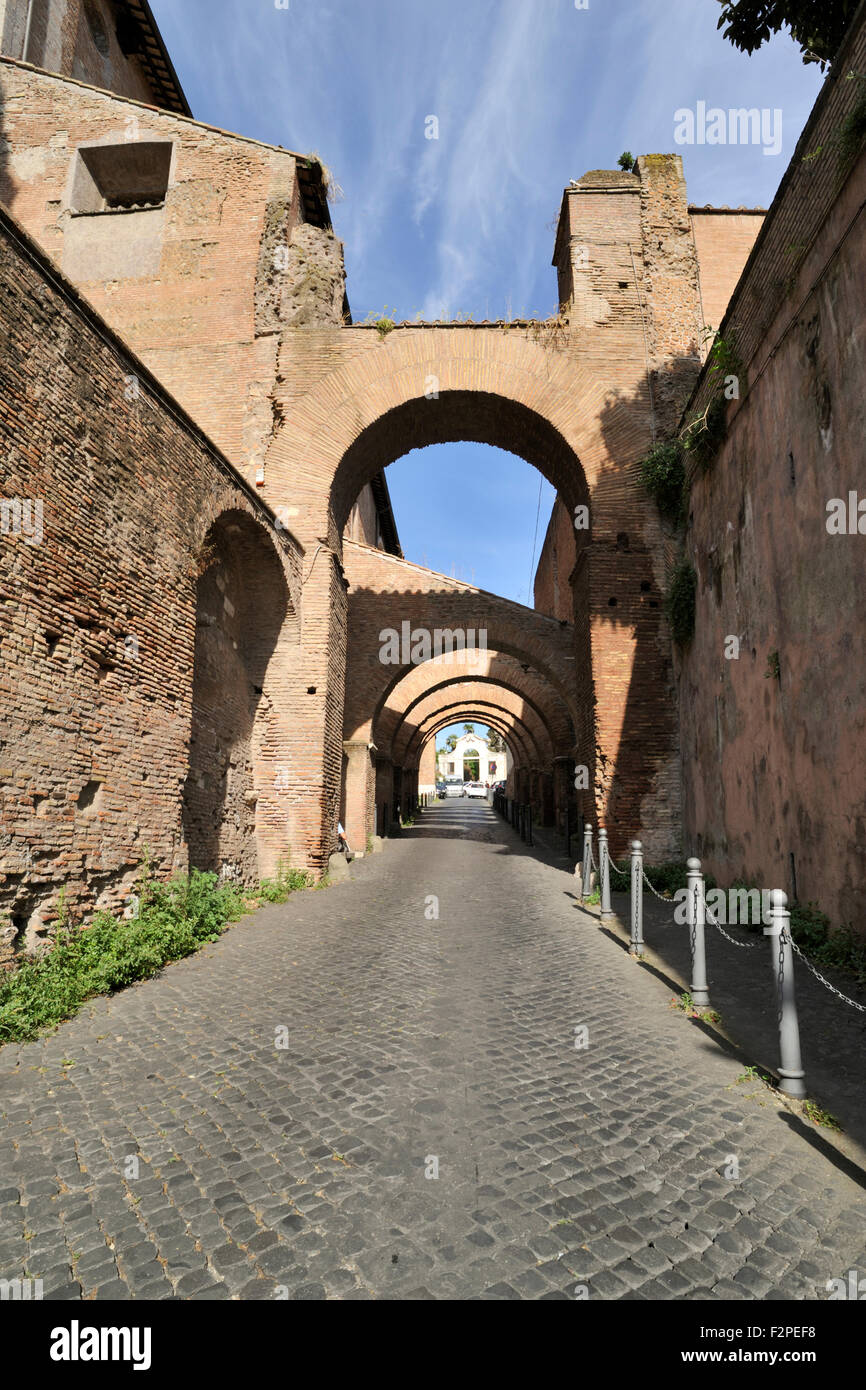 Italie, Rome, Celio, Clivo di Scauro, arc romain et médiéval d'arches, à gauche cas Romane del Celio Banque D'Images