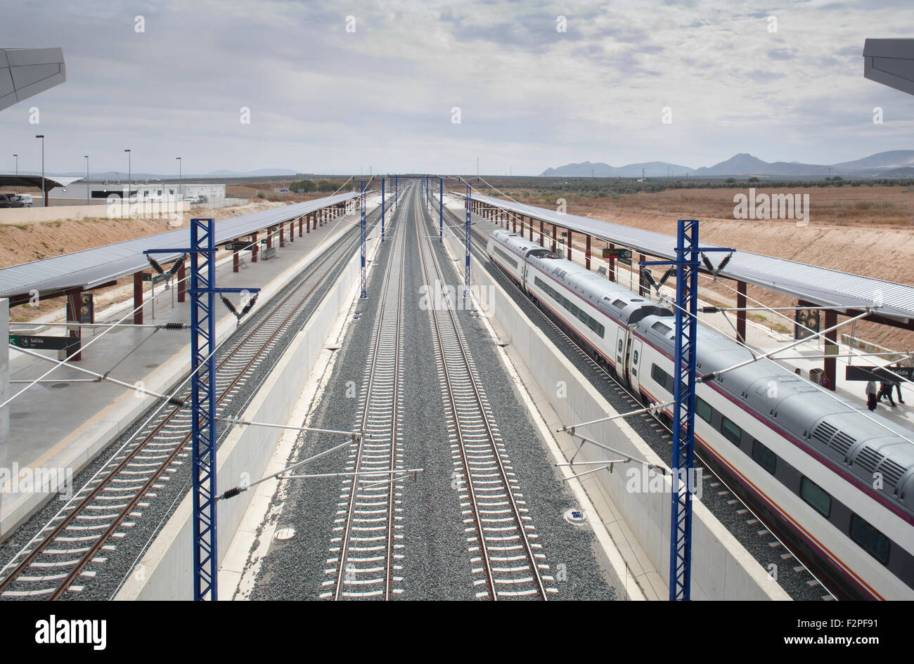 Plates-formes et de rails à Puente Genil gare avec train à grande vitesse Banque D'Images