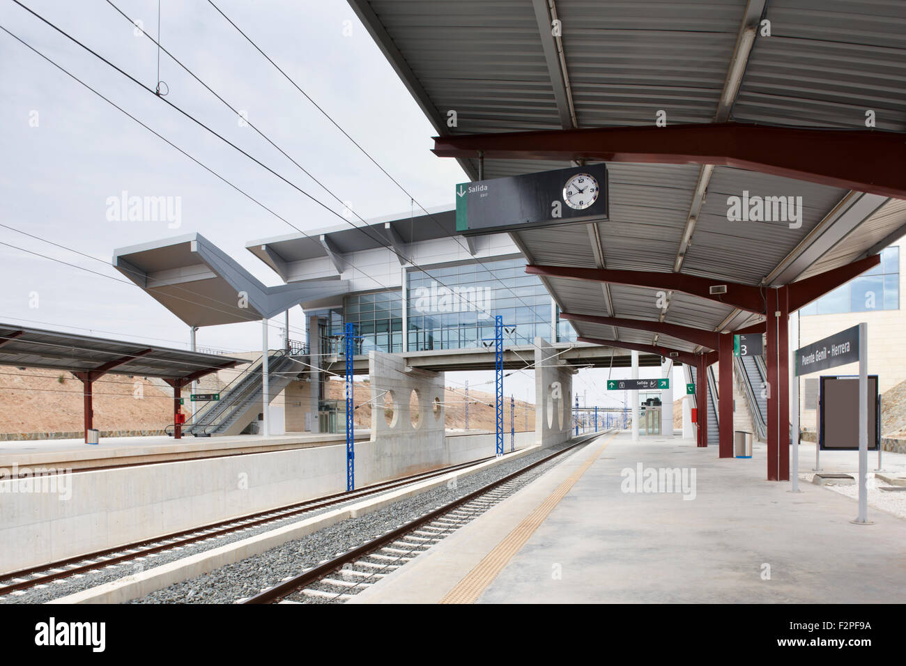 La station de chemin de fer plates-formes modernes et architecture à Puente Genil Banque D'Images