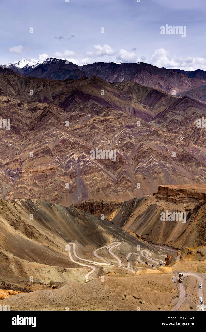 L'Inde, le Jammu-et-Cachemire, Ladakh, lacets sur le vieux haute altitude à Lamayaru Khalsi road Banque D'Images