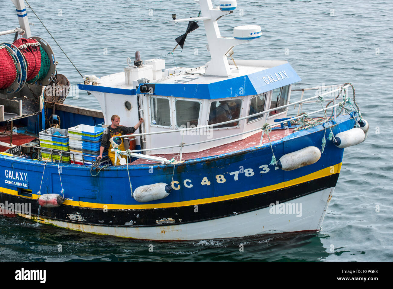 Pêcheur à bord du chalutier en bois bateau de pêche en mer, Finistère, Bretagne, France Banque D'Images