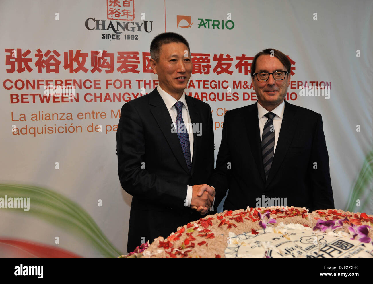 Madrid, Espagne. 22 Sep, 2015. Rivero(R), successeur de vin espagnol corporation Marques del Atrio, serre la main avec Zhou Hongjiang, directeur général de vigneron chinois Yantai Changyu Pioneer Wine Company Limited, au cours d'une conférence stratégique pour la coopération entre M&A et Changyu Marques del Atrio à Madrid, Espagne, du 22 septembre 2015. Vigneron chinois Changyu a déclaré que l'acquisition de la société espagnole du vin Marques del Atrio avait terminé en Espagne Mardi. © Xie Haining/Xinhua/Alamy Live News Banque D'Images