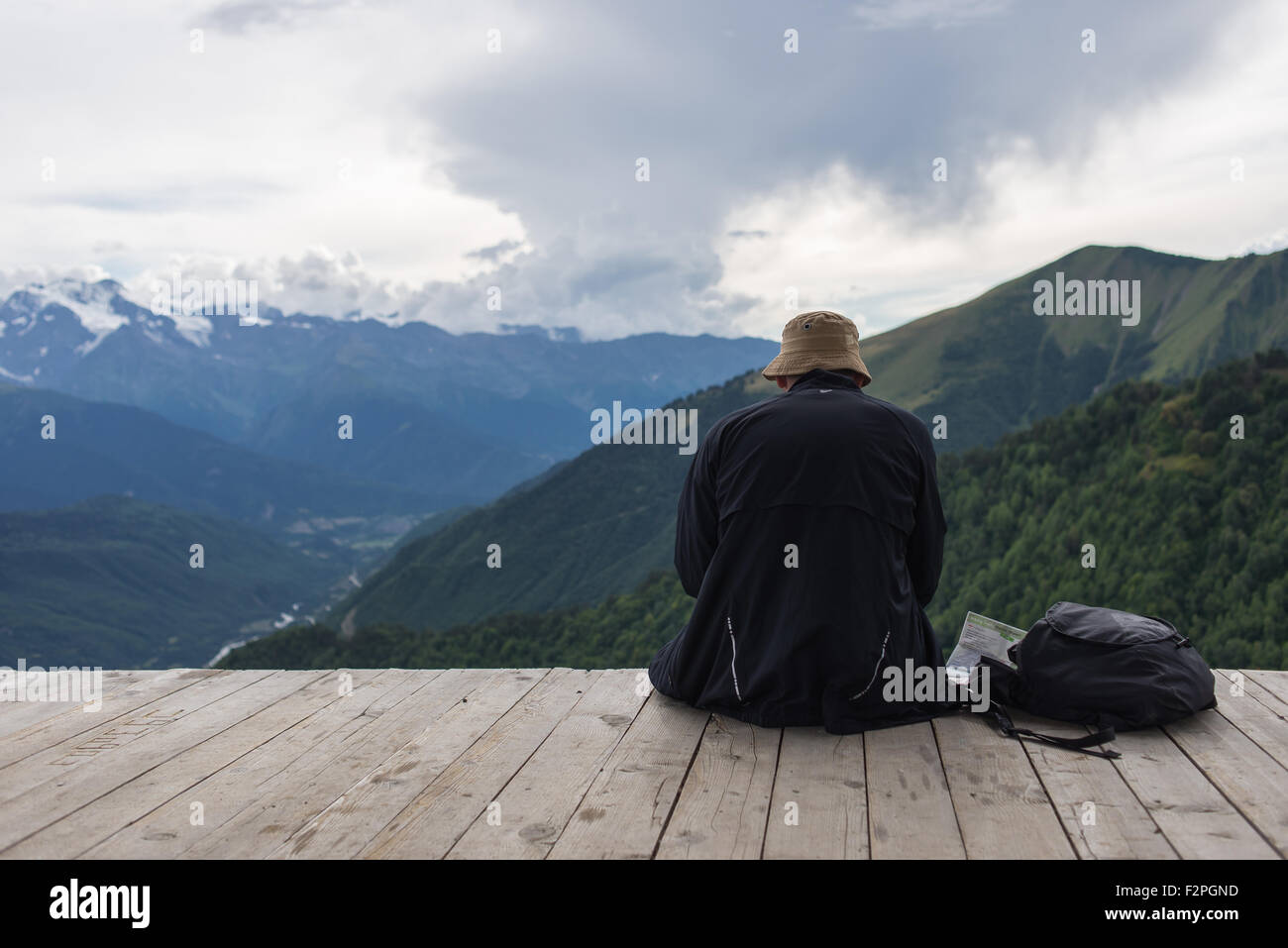 Homme célibataire meilleur regardant sur les montagnes paysage, par Mestia, Géorgie Banque D'Images