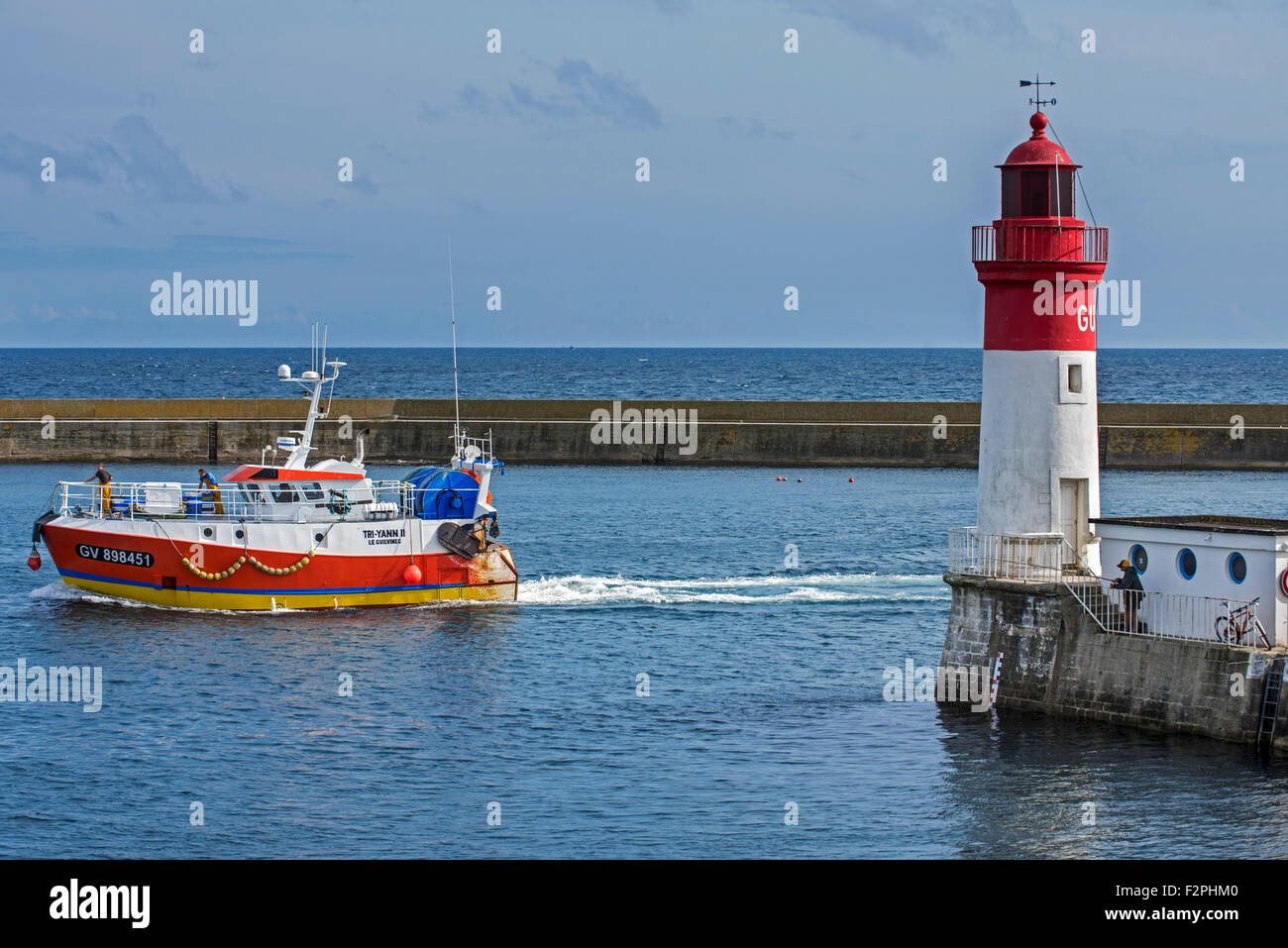 Bateau de pêche chalutier Rouge entrant dans le port du Guilvinec, Finistère, Bretagne, France Banque D'Images