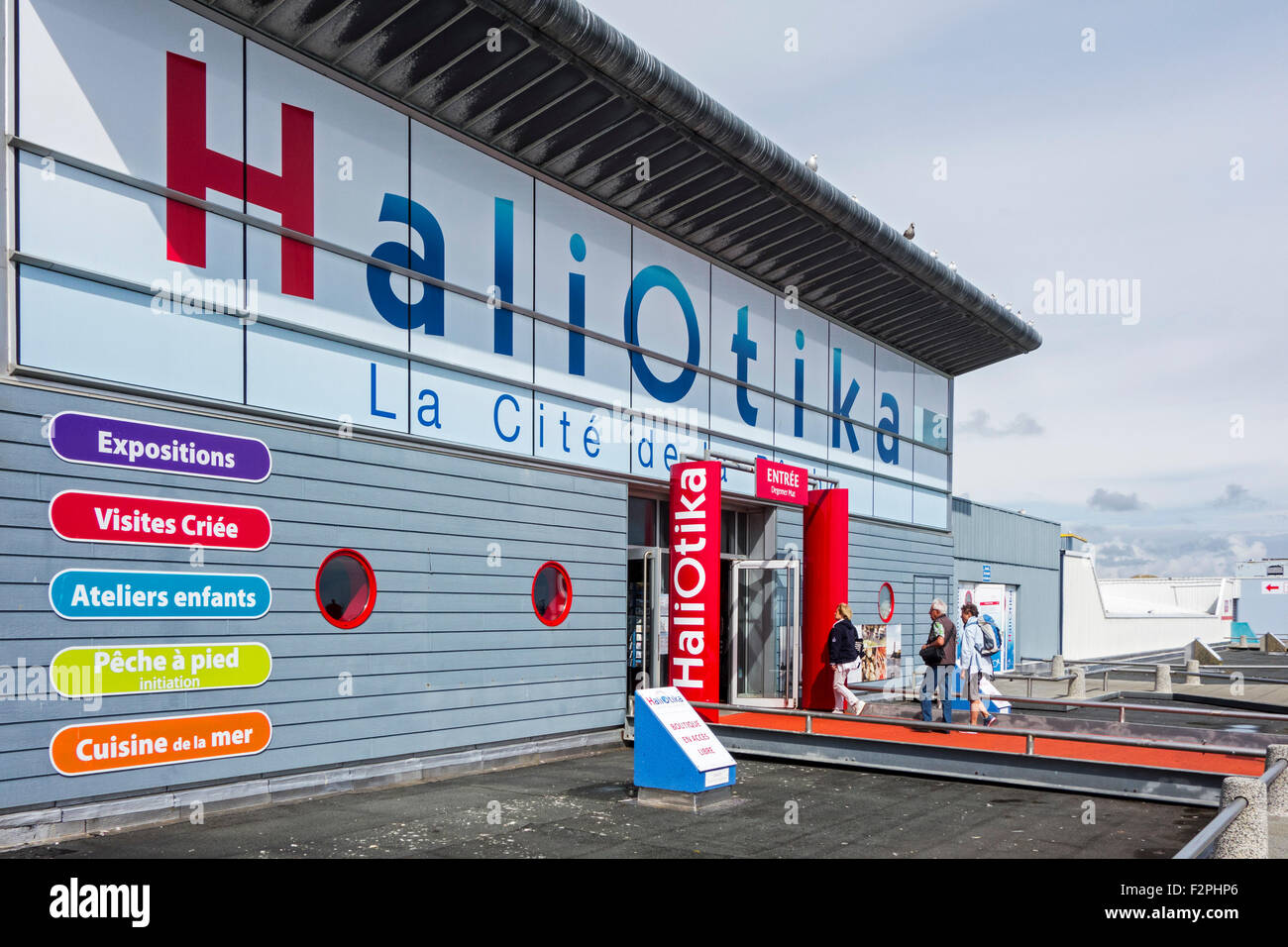 Les touristes entrant Haliotika, musée et centre de découverte interactive à propos de pêche à Le Guilvinec, Finistère, Bretagne, France Banque D'Images
