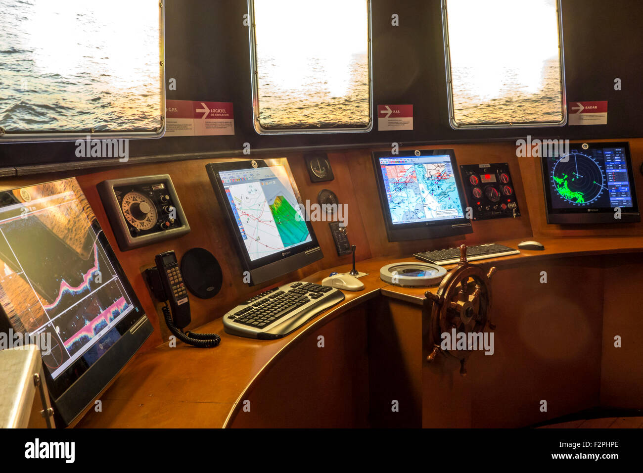 Pont / pilothouse de bateau de pêche au musée Haliotika, centre de découverte interactive et de pêche, Le Guilvinec, Bretagne Banque D'Images