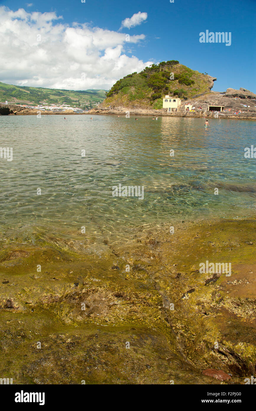 Lagon aux eaux peu profondes et claires dans l'îlot de Vila Franca do Campo au large de la côte de l'île de São Miguel, aux Açores. Banque D'Images