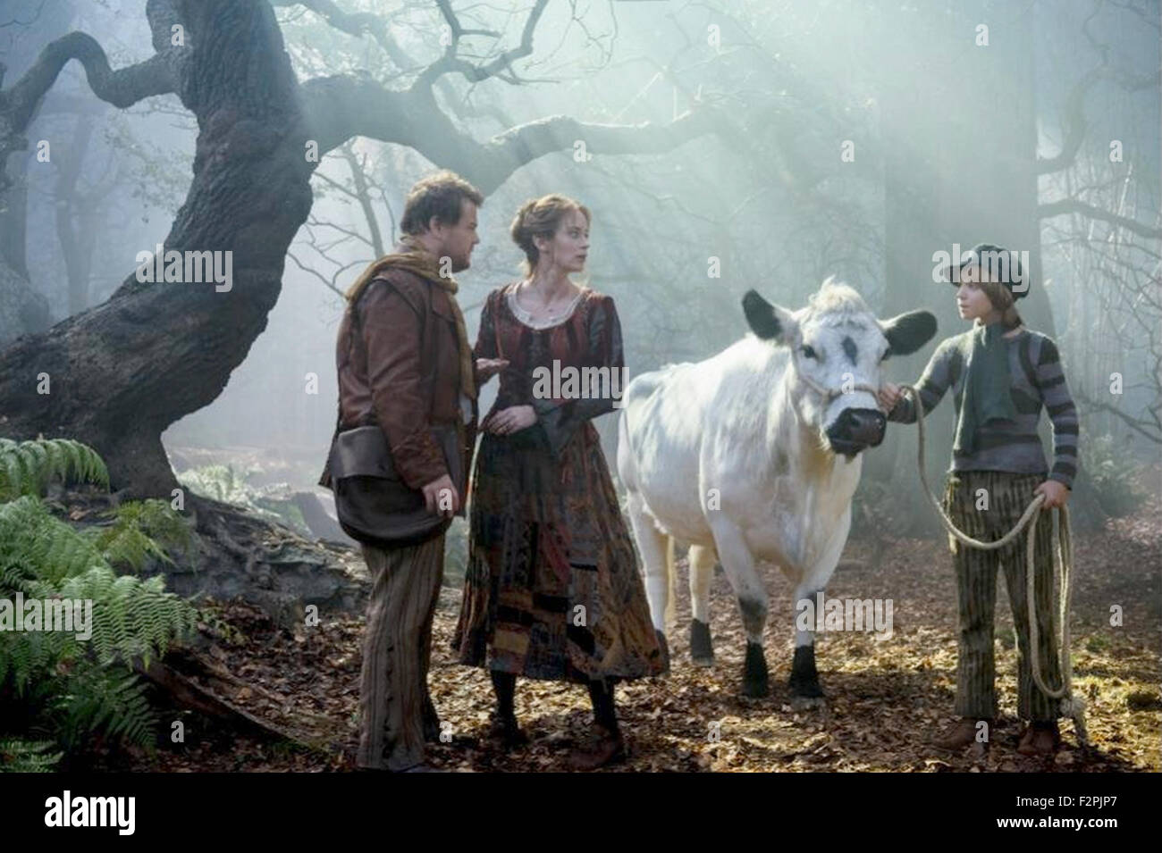 Dans les bois 2014 Walt Disney Studios Motion Picture Film avec James Corden de gauche, Emily Blunt, Daniel Huttlestone Banque D'Images