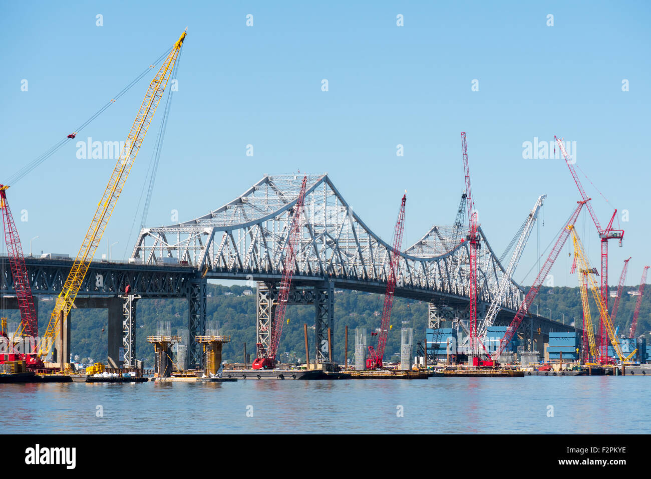 Grues sur chaland travailler sur la construction du nouveau pont Tappan Zee sur le fleuve Hudson près de Tarrytown, New York. Banque D'Images