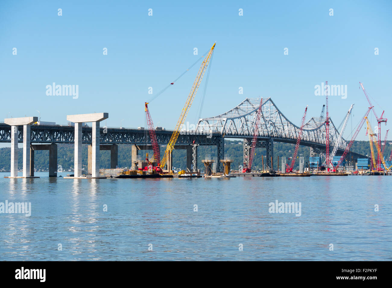 Grues sur chaland travailler sur la construction du nouveau pont Tappan Zee sur le fleuve Hudson près de Tarrytown, New York. Banque D'Images