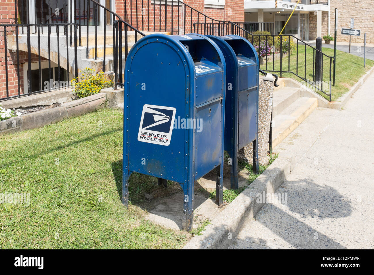 Paire de United States Postal Service boîtes aux lettres dans la Virginie de l'Ouest ville de Fayetteville Banque D'Images