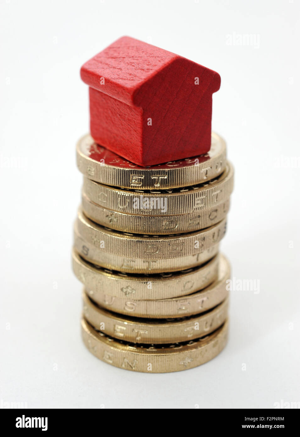 Maison de MONOPOLE SUR UNE PILE DE PIÈCES LIVRE RE DES PRIX DE MARCHÉ DE L'IMMOBILIER ACCUEIL ACHETER DES VALEURS DE VENTE À LA HAUSSE DES ACHETEURS PRÊTS HYPOTHÉCAIRES UK Banque D'Images