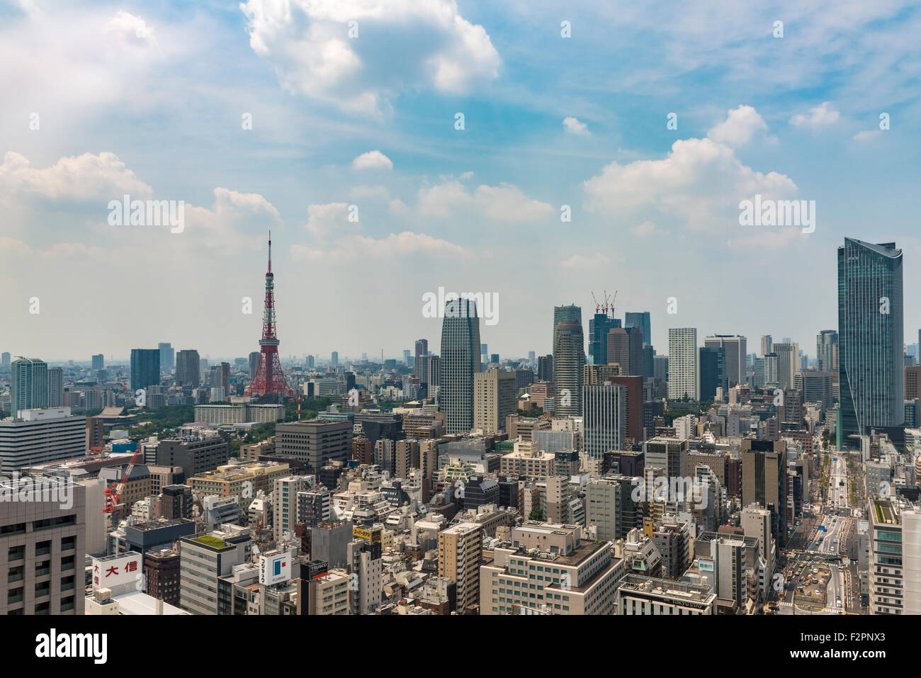 La Tour de Tokyo s'élève au-dessus d'autres bâtiments sur les toits de Tokyo Banque D'Images