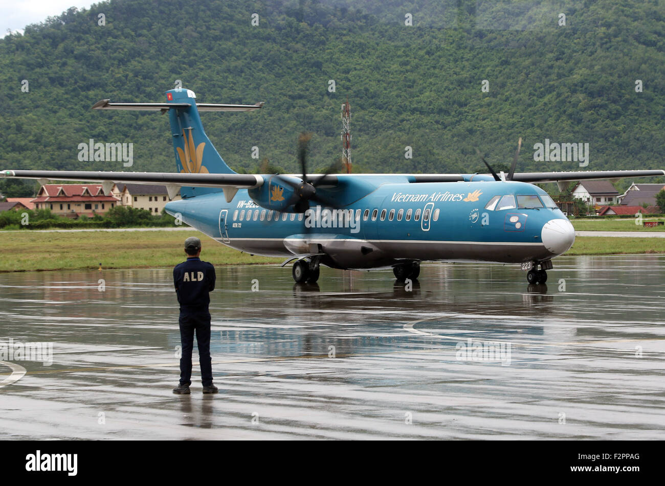 Vietnam Airlines avion sur piste mouillée Banque D'Images