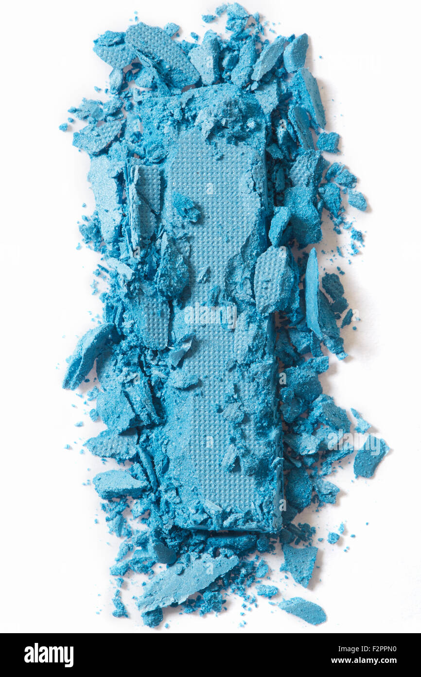 Ombre à paupières bleu composent écrasé sur white Banque D'Images
