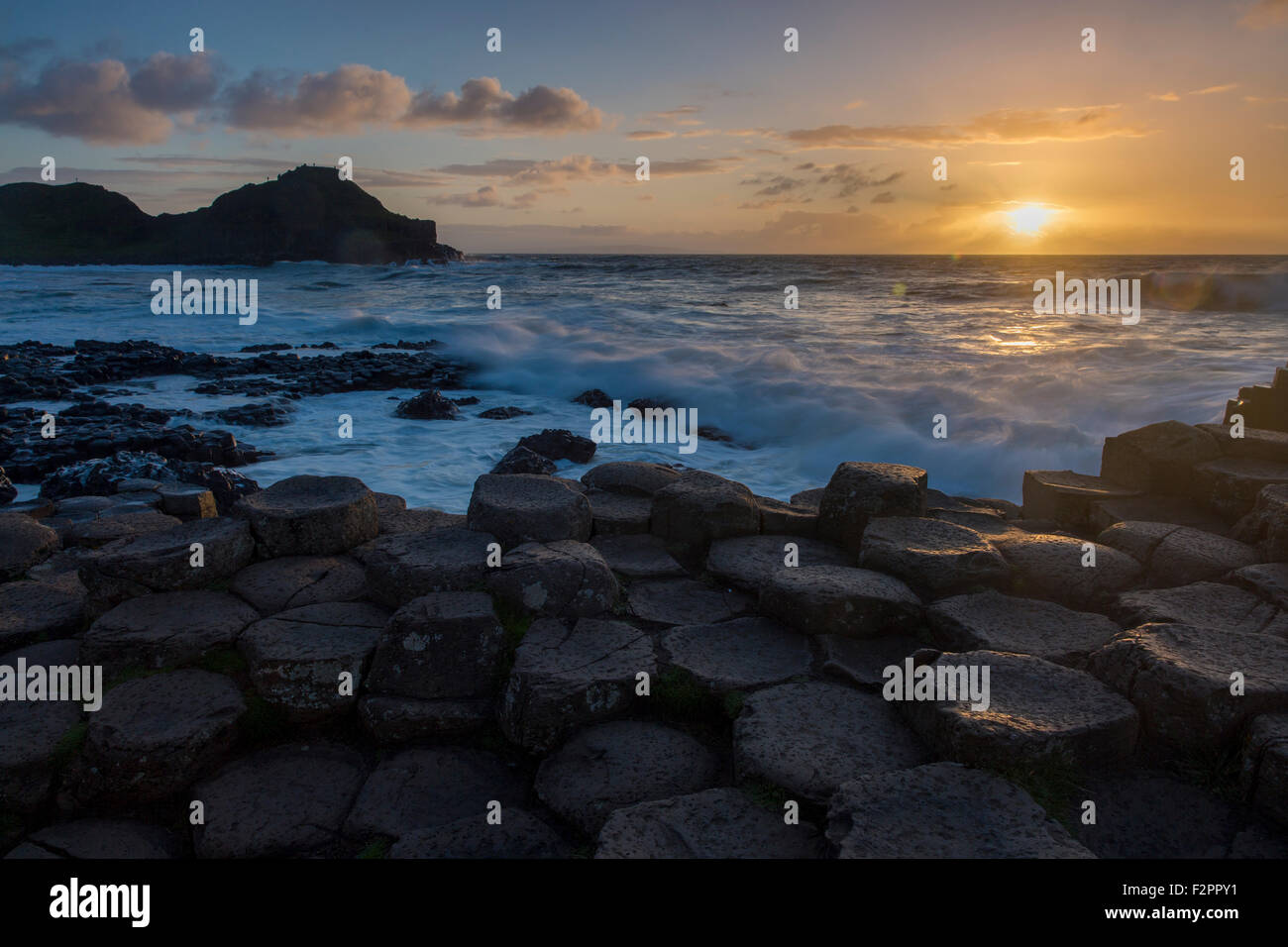 Coucher de soleil sur le Giant's Causeway, comté d'Antrim, en Irlande du Nord Banque D'Images