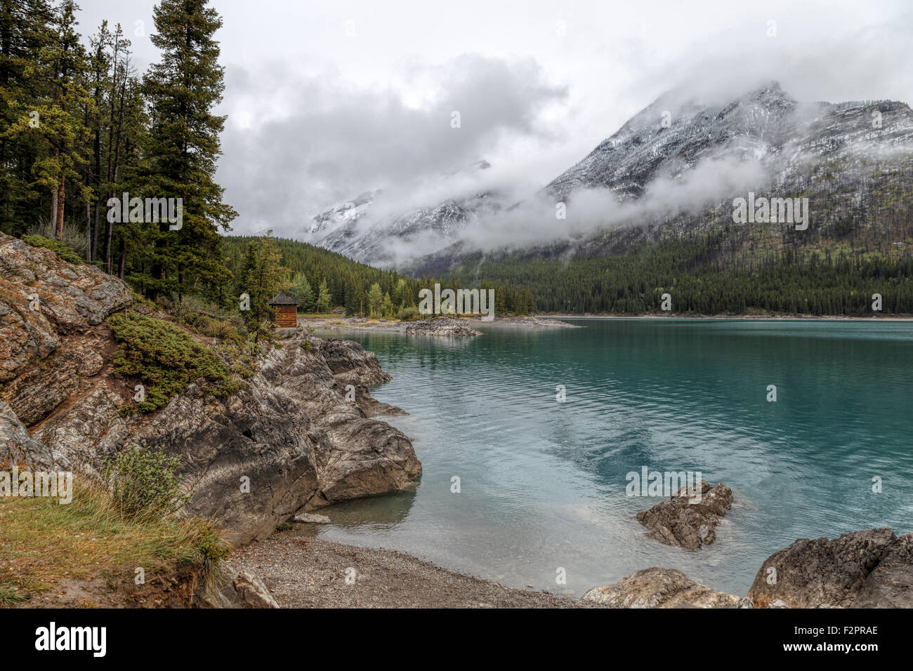 Les nuages bas sur les montagnes au lac Minnewanka, un lac glaciaire, Banff National Park, montagnes Rocheuses, Alberta, Canada, Amérique du Nord Banque D'Images