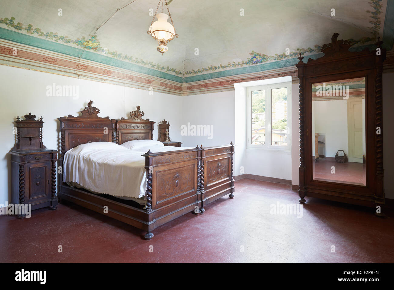 Dans l'ancienne chambre à coucher en bois maison italienne avec fresque  Photo Stock - Alamy