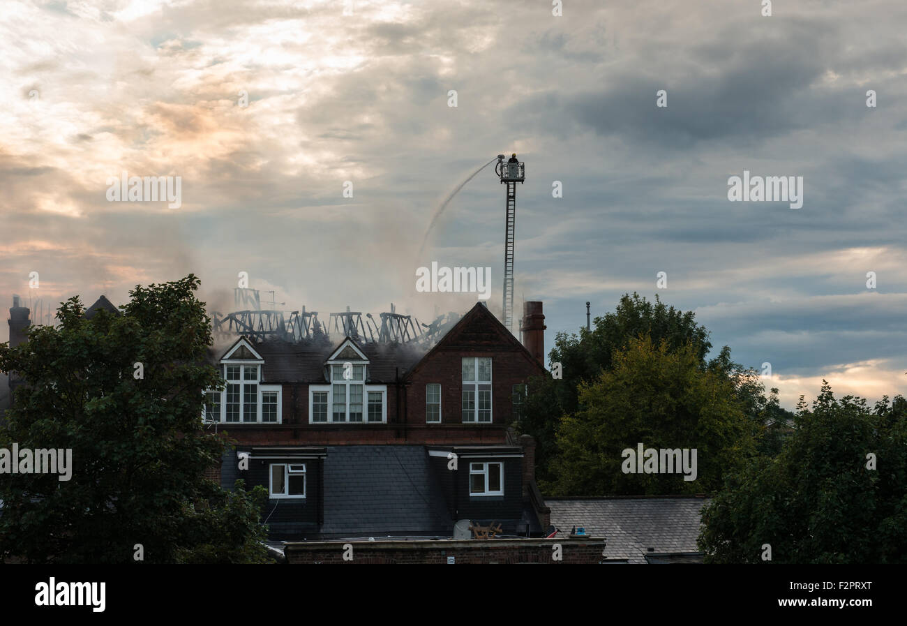 Leïde, Londres, Royaume-Uni. 22 Sep, 2015. London Fire Brigade lutte contre blaze au St Joseph's l'école primaire. Il y a d'importants dommages causés par le feu à la toiture et de la fumée est encore observé venant de l'immeuble. Credit : Todor Ostojic/Alamy Live News Banque D'Images