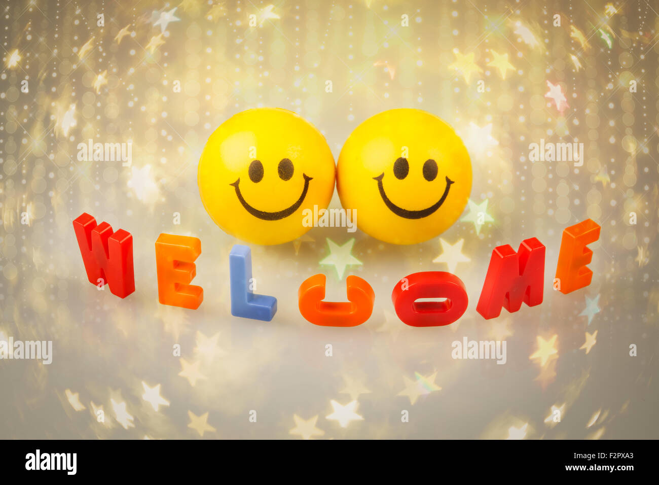 Panneau de bienvenue avec deux smileys. Banque D'Images Panneau de bienvenue avec deux smileys. Banque D'Images