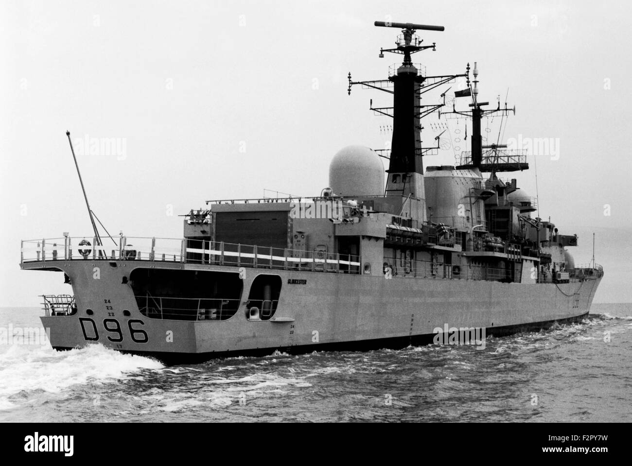 AJAXNETPHOTO. 18E DÉCEMBRE 1984. SOUTHAMPTON, Angleterre. - S'étirant - destroyer HMS GLOUCESTER, UN DESTROYER DE TYPE 42 s'étendait SUR LES ENTREPRENEURS LES ESSAIS EN MER DANS LE CANAL. PHOTO : VT COLL/AJAXNETPHOTO. REF : VTPR19450 Banque D'Images