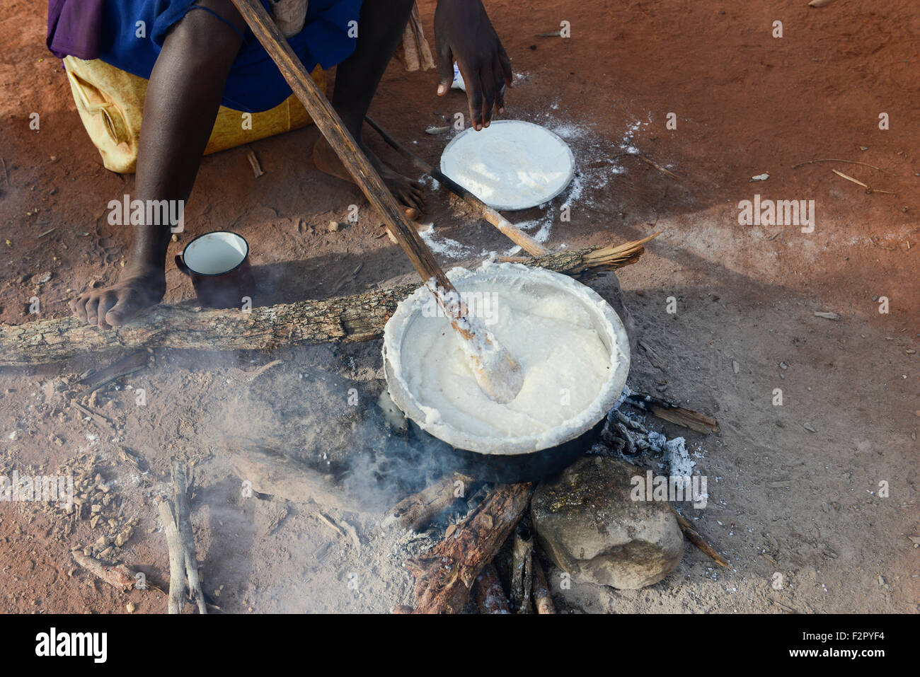 La TANZANIE, Korogwe, dans Kwalukonge, village Massai femme cuire le maïs mash / TANZANIE, Korogwe, Massai, Frau im Dorf Kwalukonge kocht, Maisbrei Essen Banque D'Images